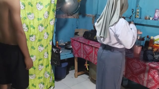 video viral cosplay gadis SMA Di dapur pedesaan